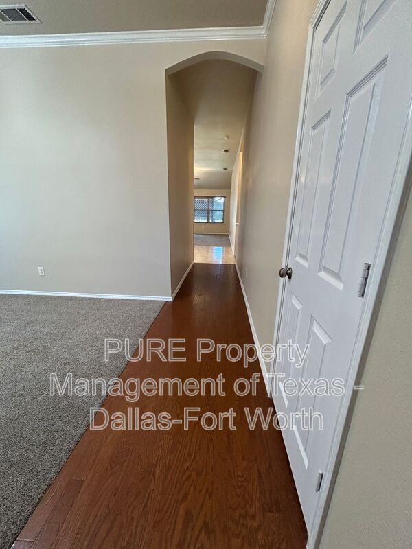 Building Photo - 7628 Hollow Forest Dr
