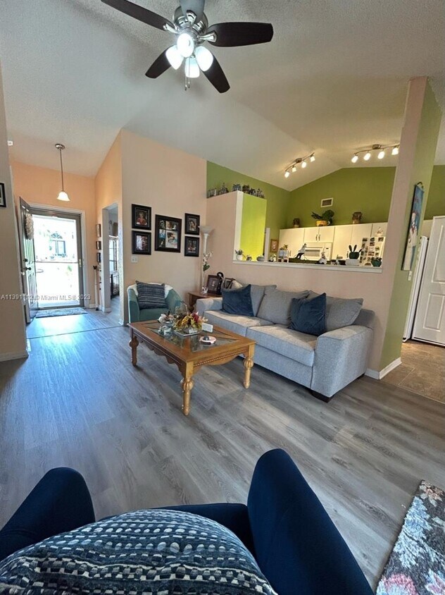Building Photo - 669 Sierra Cir