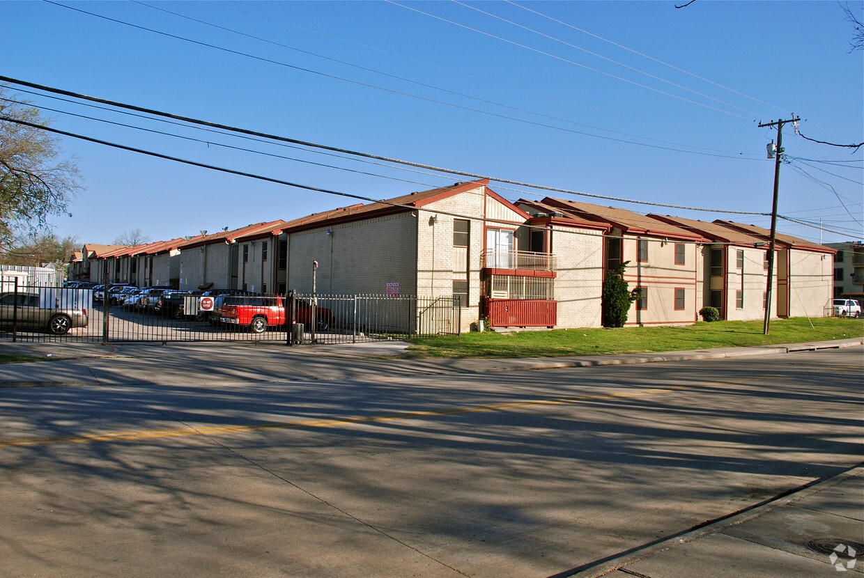 Primary Photo - Town Club Apartments