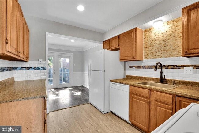 Building Photo - 255 Meadows Ln NE