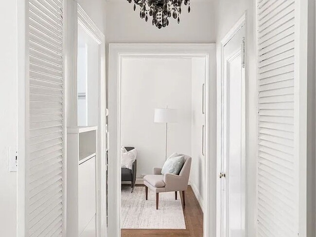 Building Photo - Oversized one-bedroom apartment within walking distance of historic churches, courthouses, Trader...