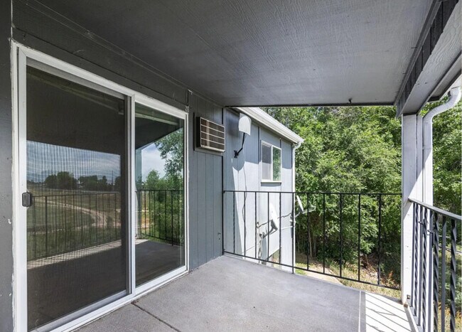 Foto del edificio - 1684 Riverside Ave