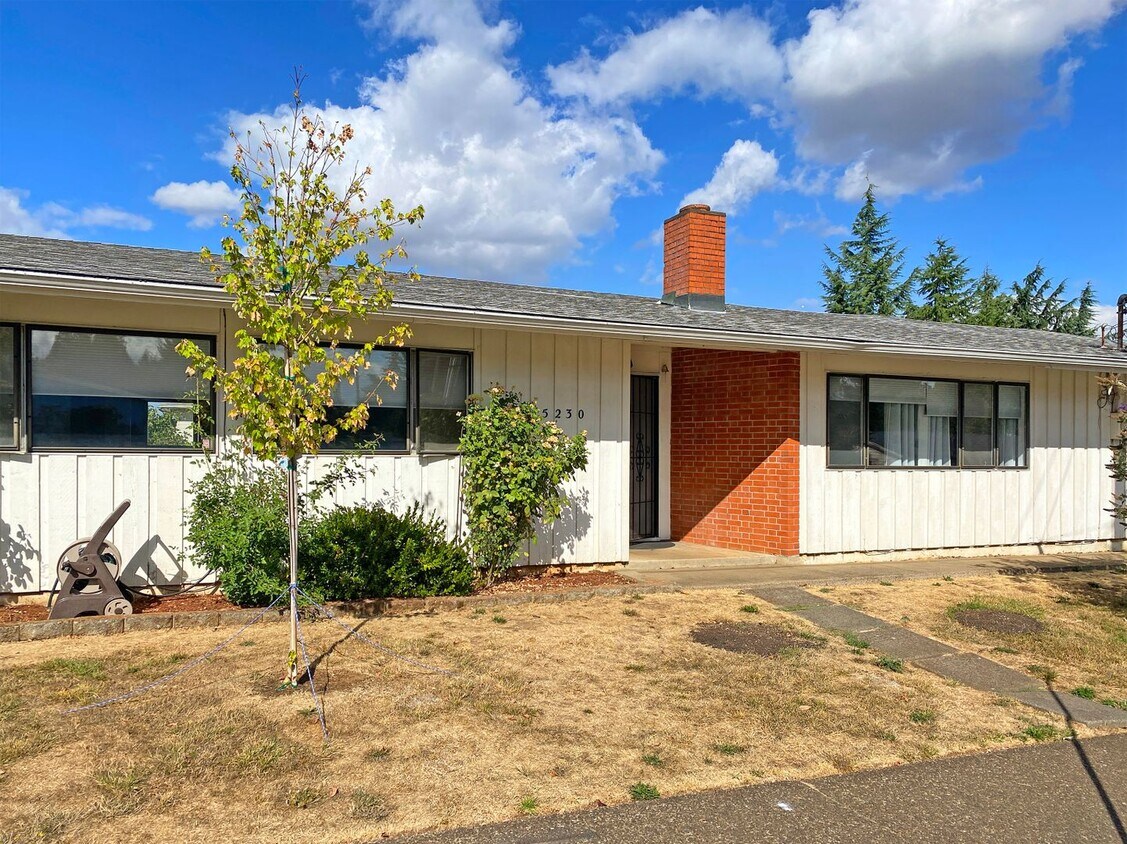 Foto principal - Charming Single Level 3 Bedroom in Adair V...