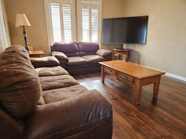 Building Photo - 4515 Lincoln Ave