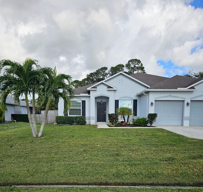 Building Photo - Charming 4/3 single family 3 car garage home