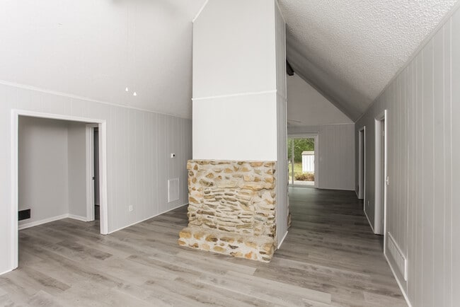 Foto del edificio - 101 Serpentine Rd