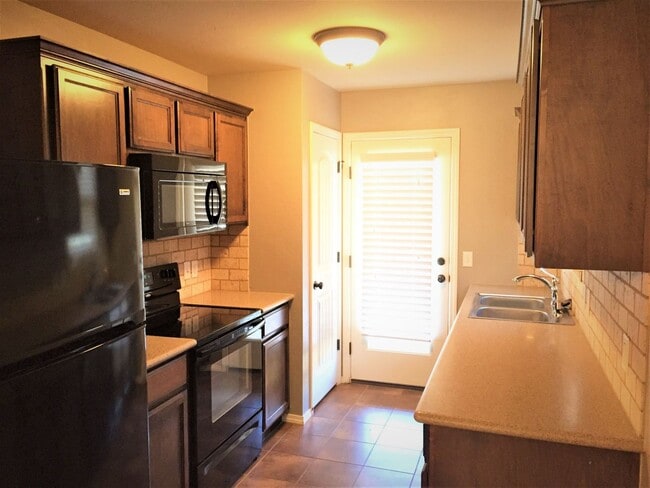 Building Photo - Lovely Affordable 2 Bedroom 2 Bath in Edmo...