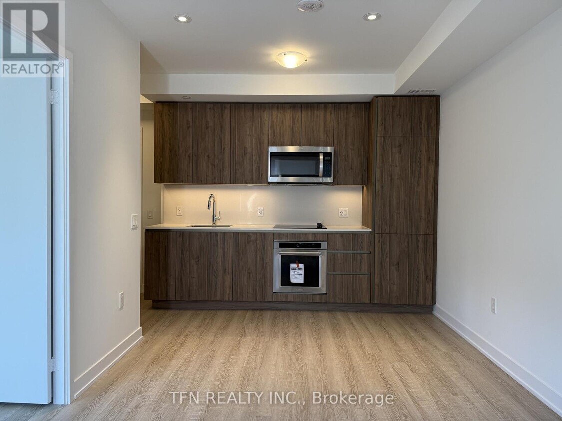 Building Photo - 15 Richardson St