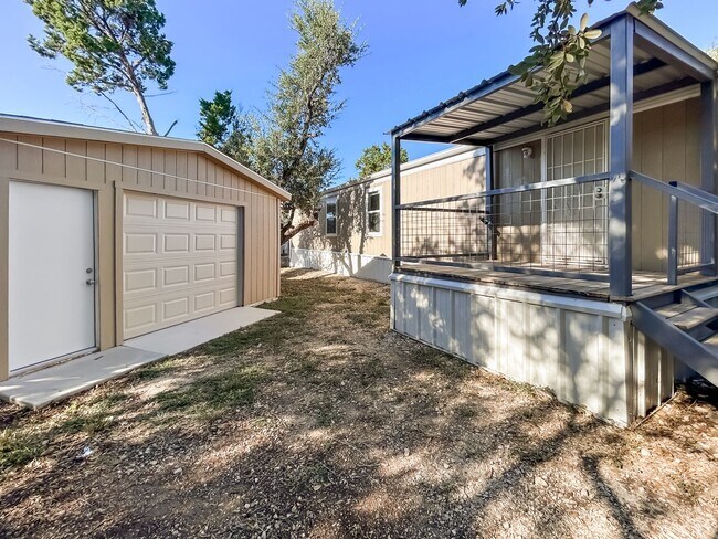 Foto del edificio - Move-In Ready Home Near Canyon Lake – Fresh Interior, Deck & Detached Garage