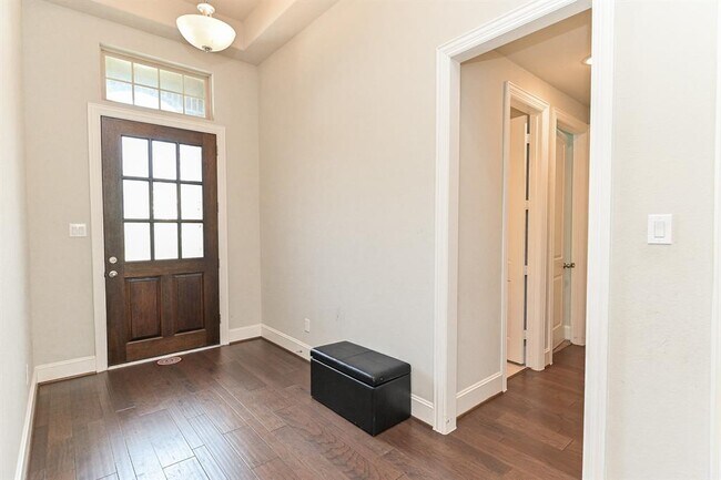 Foto del edificio - 3703 Lake Falls Dr