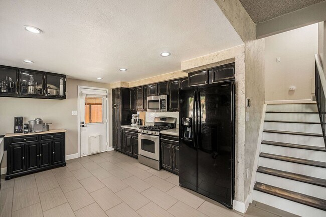 Foto del edificio - Spacious Home and a Hobbyist Dream w/Large...