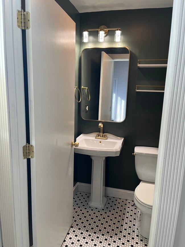 1/2 baño - 1er piso - 219 Mauran Ave