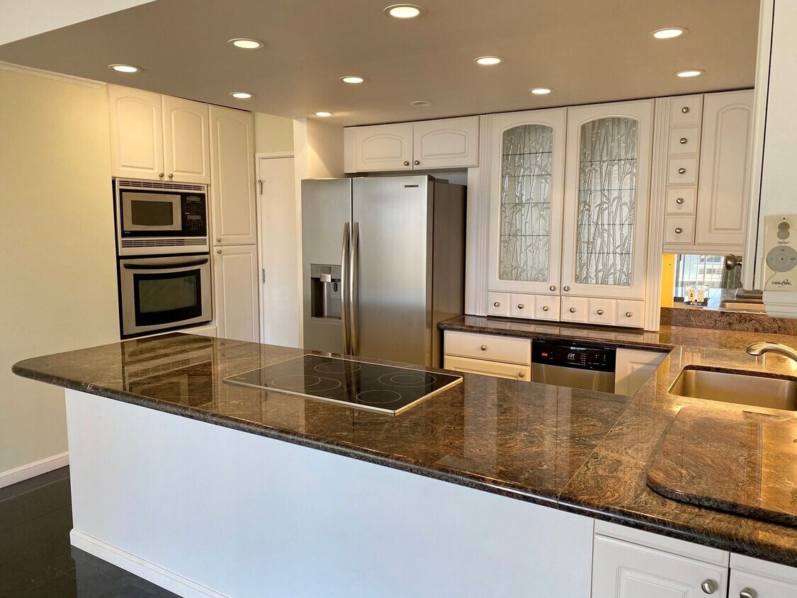 Primary Photo - Renovated 1BR/1BA in Waikiki – Steps from ...