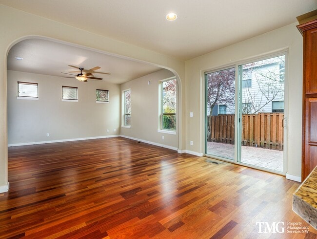 Foto del edificio - Beautiful 3+br/2.5ba House with office, fenced yard, 2 car garage and AC