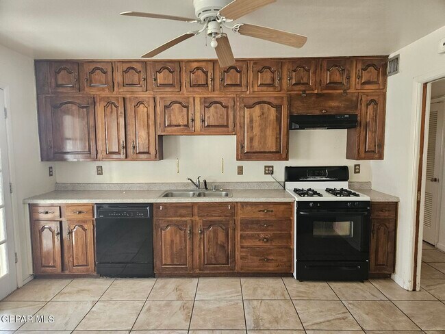 Foto del edificio - 3411 Garnet Dr