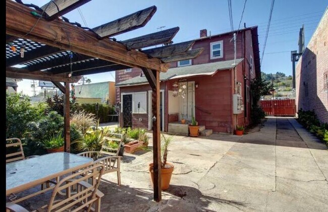Parte trasera de la casa que muestra el área de lavandería. - 4510 N Figueroa St