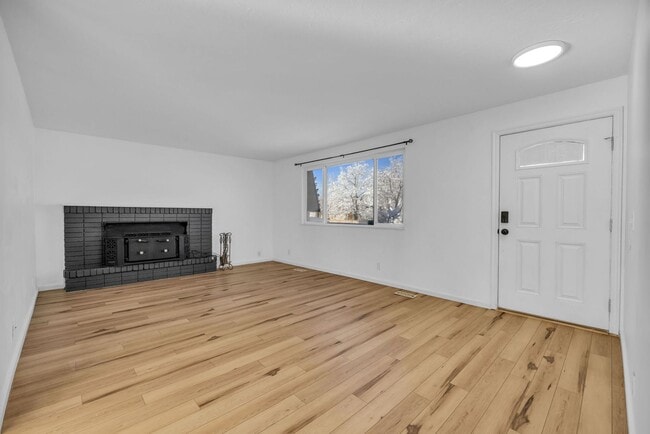 Foto del edificio - 5 Bedroom 3 Bathroom Home in Sandy!