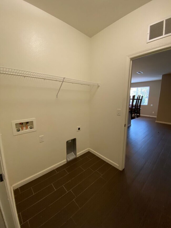 Foto del edificio - NW Visalia Home Available now, October SPE...