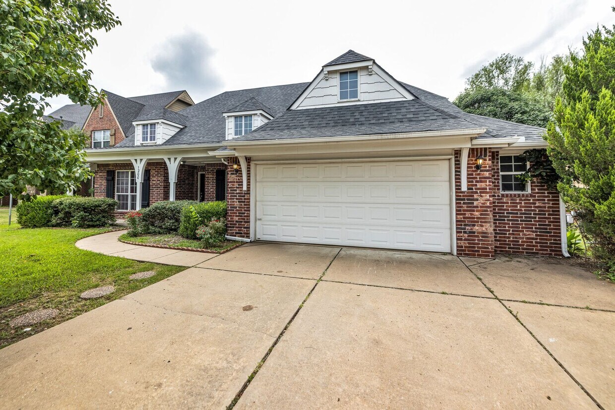 Foto principal - Welcome to this gorgeous home in the highl...