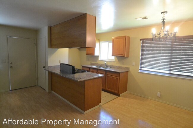 Foto del edificio - 2 br, 1 bath House - 2135 Swan Court #4