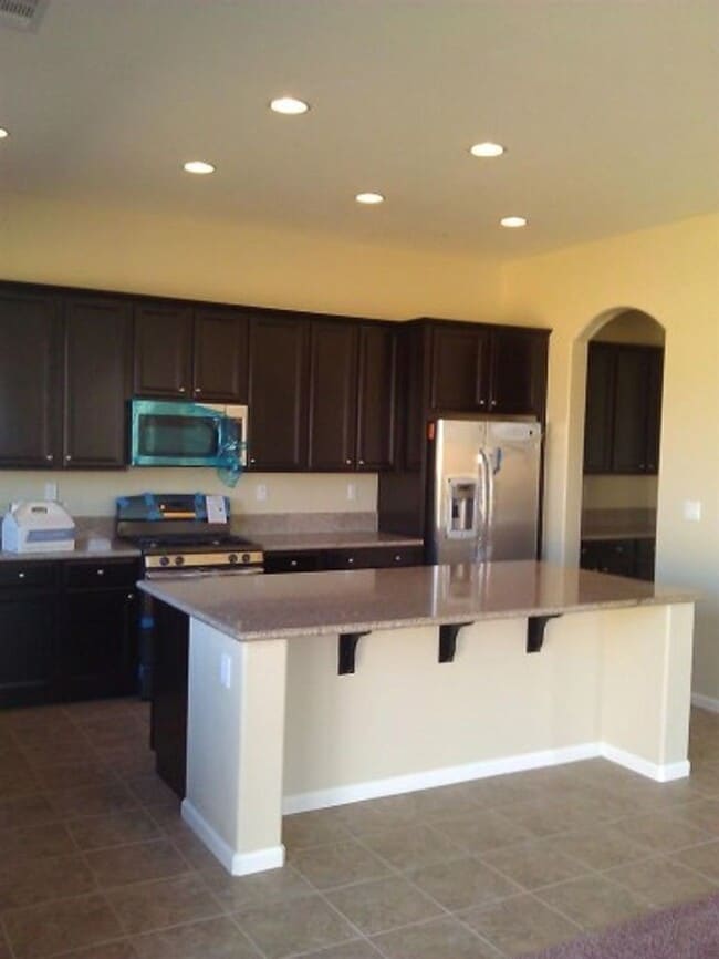Building Photo - Beautiful 2014 Built Home - 5 bed 4 bath i...