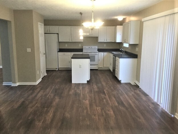 Building Photo - 325 Steeplechase Lane
