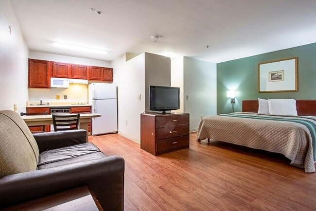 Building Photo - Emerald Suites Black Canyon