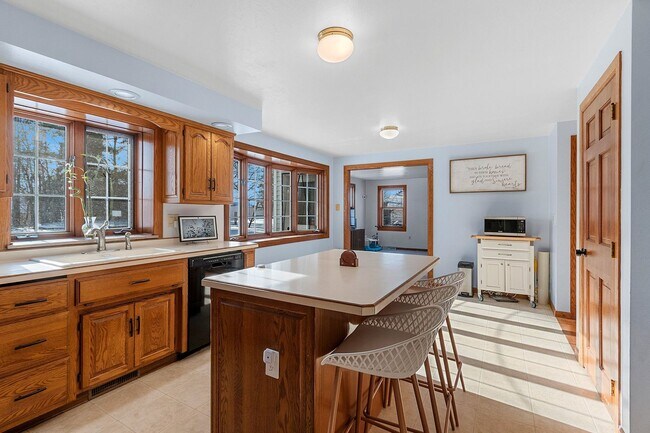 Foto del edificio - 5 BEDROOM 4.5 BATH PRIVATE BACKYARD