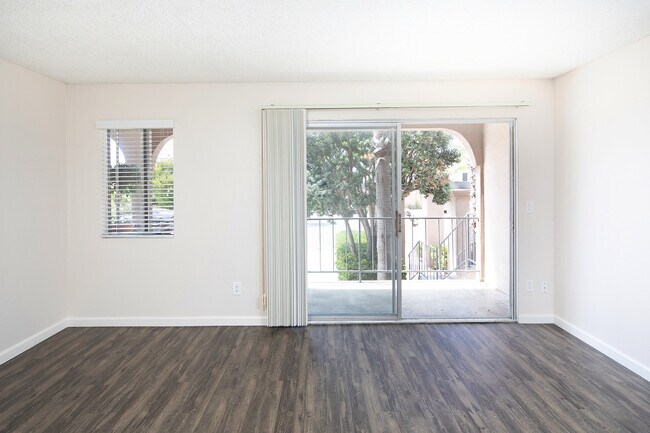 Foto del edificio - Spacious Studio in Pacific Beach/Crown Point!