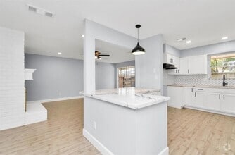 Building Photo - 9404 Beechnut St