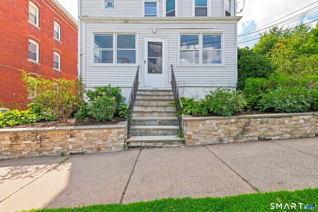 Building Photo - 126 Booth St