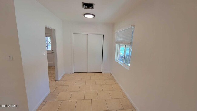 Building Photo - 2141 E Osborn Rd