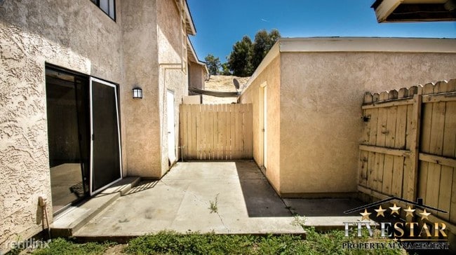 Building Photo - 201 Jardin Ct