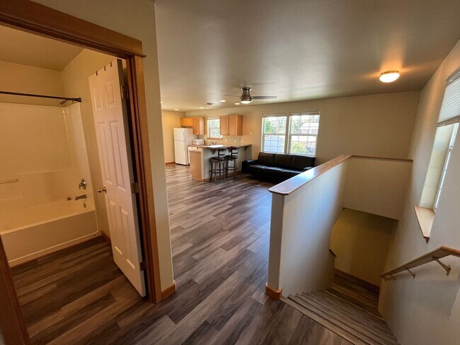 Foto del edificio - Nicely Update Home in Great Location with Hot Tub Care Included