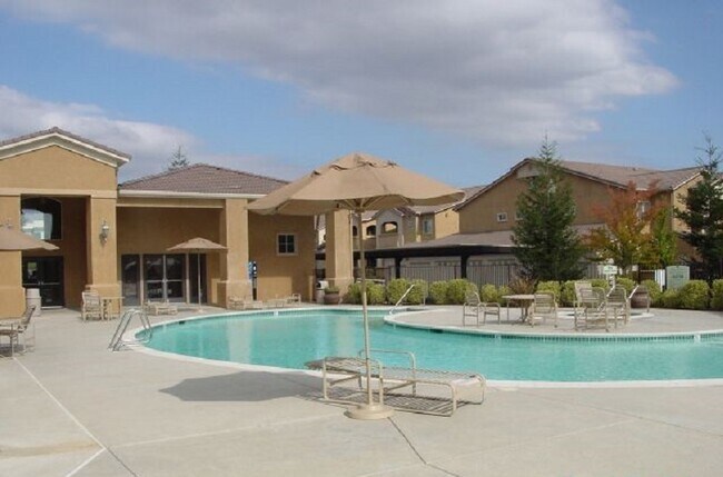 Foto del edificio - COMING SOON!!! 3 Bedroom Condo Near The Galleria