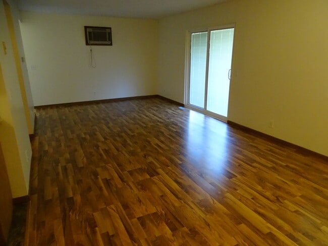 Living space - 1405 Moreland St