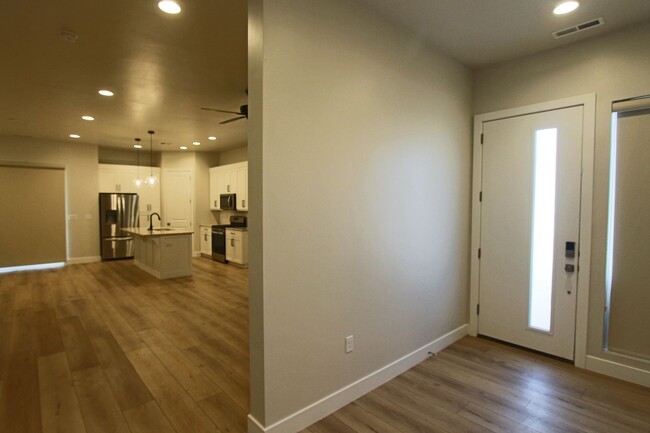 Foto del edificio - Like NEW 3 Bed Snowberry Dr!