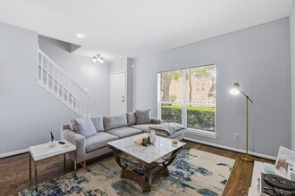 Building Photo - 1011 Fountain View Dr