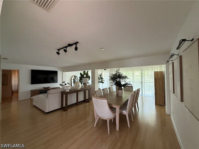 Building Photo - 576 Retreat Dr