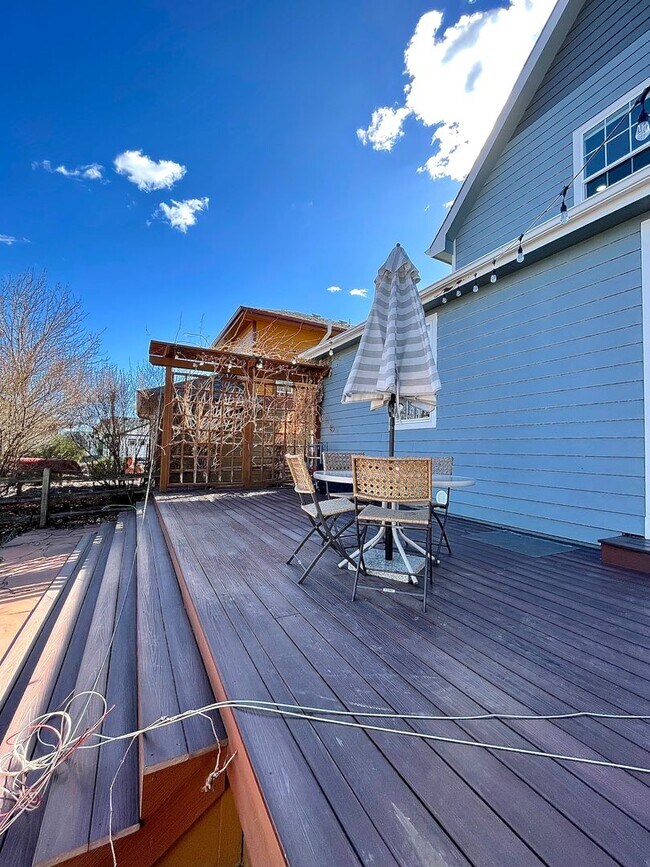 Foto del edificio - 4-bedroom, 3.5-bathroom house located in F...