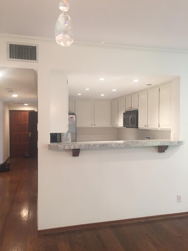 Building Photo - 325 S Swall Dr