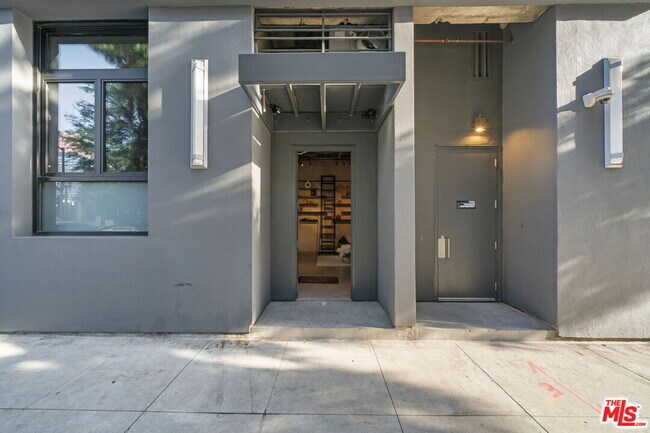 Foto del edificio - 330 W 11th St