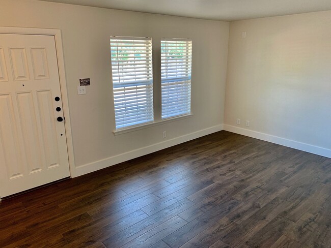 Foto del edificio - Remodeled & Stunning 2/1 Duplex in South A...