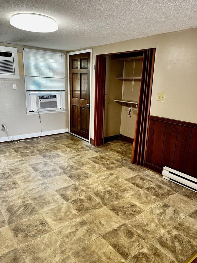 Building Photo - Charming 1-Bedroom Upstairs Unit in Dunn, NC!