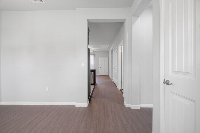 Building Photo - Gracious 2 Bedroom, 2 Bath Home in Goodnig...