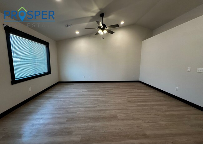 Building Photo - CA785X