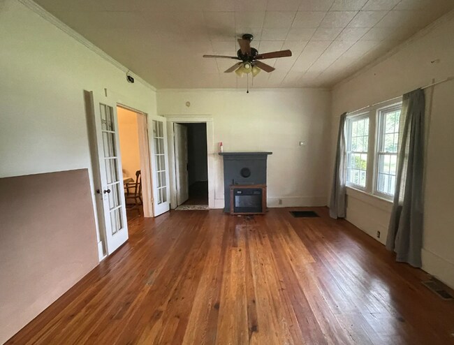 Foto del edificio - Spacious 3 Bedroom 1 Bath home with large storage building on a beautiful lot