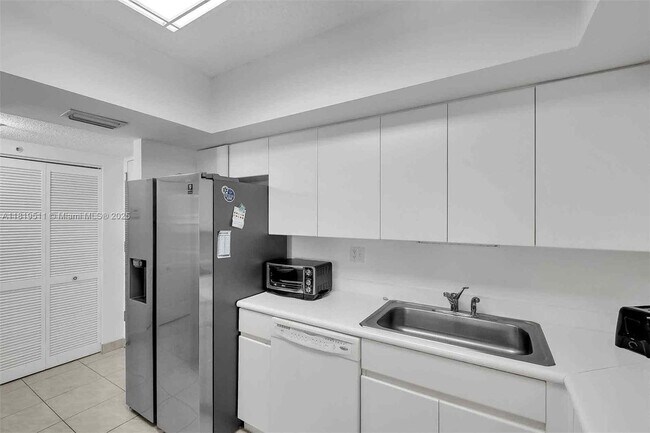 Building Photo - 9455 Collins Ave