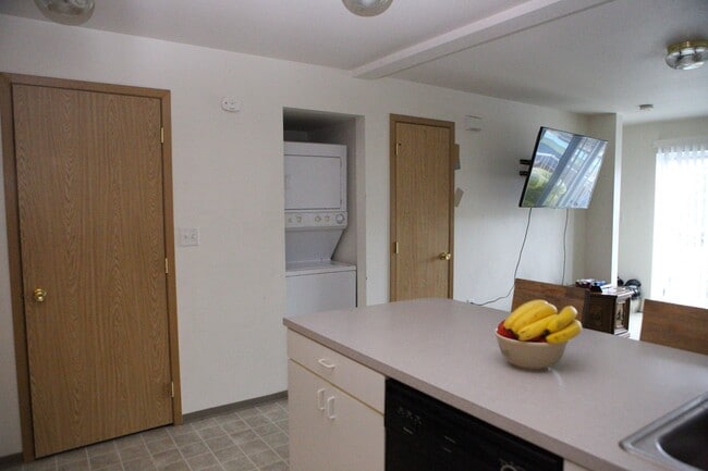 Building Photo - REANEY PARK APTS