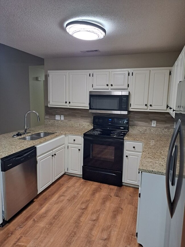 Building Photo - 3 Bed/3 Bath